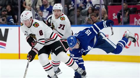 Blackhawks score 3 times in the 2nd period, roll to a 4-1 win over the Maple Leafs